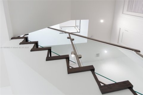 House in Doral, Florida 5 bedrooms, 511.33 sq.m. № 1854964 - photo 29