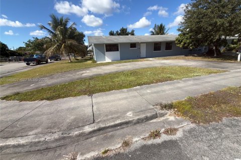 Villa ou maison à louer à Miami, Floride: 3 chambres, 259.2 m2 № 2002134 - photo 6