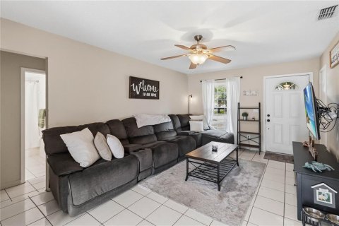 House in Orlando, Florida 3 bedrooms, 115.2 sq.m. № 2349177 - photo 7