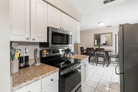 House in Orlando, Florida 3 bedrooms, 115.2 sq.m. № 2349177 - photo 3