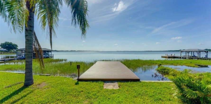 House in Tavares, Florida 3 bedrooms, 162.76 sq.m. № 1873366