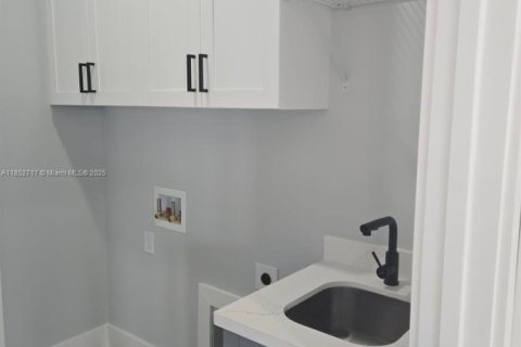 House in Lehigh Acres, Florida 4 bedrooms, 152.55 sq.m. № 1890928 - photo 24
