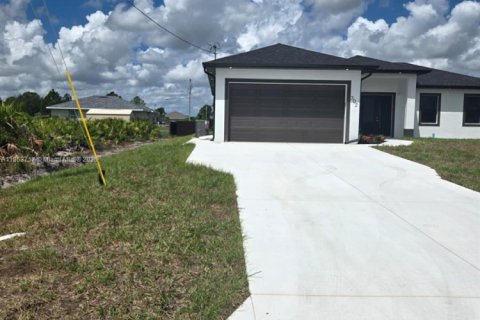 House in Lehigh Acres, Florida 4 bedrooms, 152.55 sq.m. № 1890928 - photo 4
