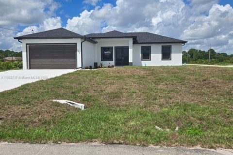 House in Lehigh Acres, Florida 4 bedrooms, 152.55 sq.m. № 1890928 - photo 1