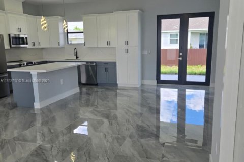 House in Lehigh Acres, Florida 4 bedrooms, 152.55 sq.m. № 1890928 - photo 7