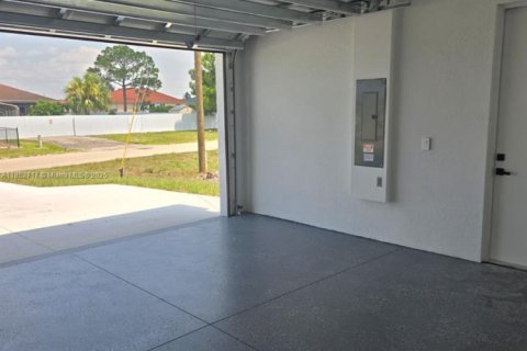House in Lehigh Acres, Florida 4 bedrooms, 152.55 sq.m. № 1890928 - photo 26