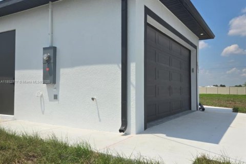 House in Lehigh Acres, Florida 4 bedrooms, 152.55 sq.m. № 1890928 - photo 6