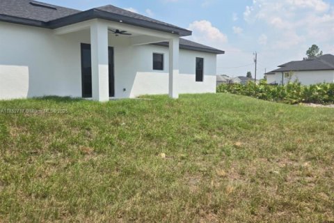 House in Lehigh Acres, Florida 4 bedrooms, 152.55 sq.m. № 1890928 - photo 28