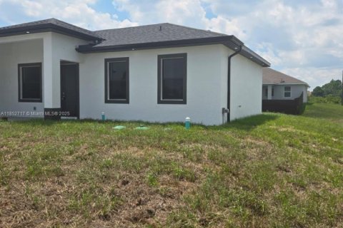 House in Lehigh Acres, Florida 4 bedrooms, 152.55 sq.m. № 1890928 - photo 5