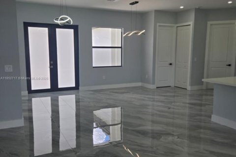 House in Lehigh Acres, Florida 4 bedrooms, 152.55 sq.m. № 1890928 - photo 8