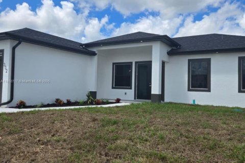 House in Lehigh Acres, Florida 4 bedrooms, 152.55 sq.m. № 1890928 - photo 2