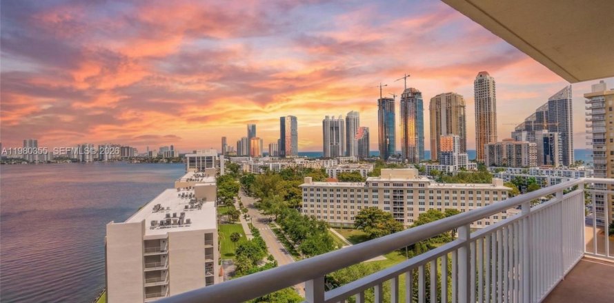 Кондоминиум с 4 комнатами в Санни-Айлс-Бич, Флорида № 2043918