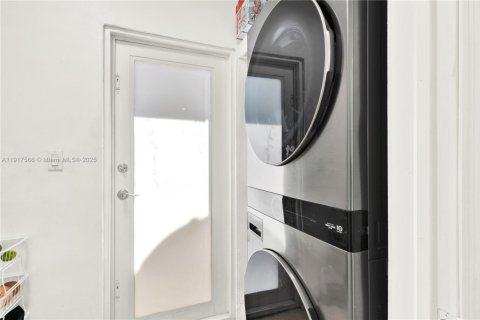 House in Cutler Bay, Florida 3 bedrooms, 109.07 sq.m. № 1972212 - photo 12