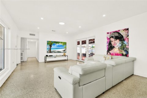 House in Cutler Bay, Florida 3 bedrooms, 109.07 sq.m. № 1972212 - photo 5