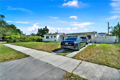 House in Cutler Bay, Florida 3 bedrooms, 109.07 sq.m. № 1972212 - photo 3