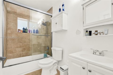 House in Cutler Bay, Florida 3 bedrooms, 109.07 sq.m. № 1972212 - photo 15