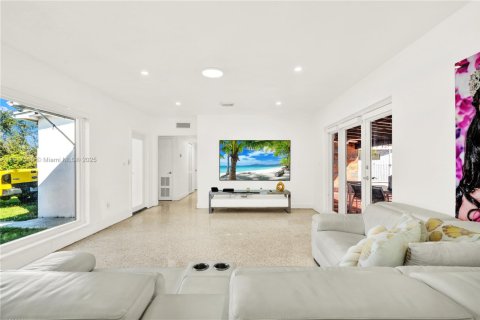 House in Cutler Bay, Florida 3 bedrooms, 109.07 sq.m. № 1972212 - photo 11