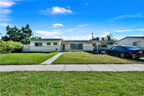 House in Cutler Bay, Florida 3 bedrooms, 109.07 sq.m. № 1972212 - photo 1