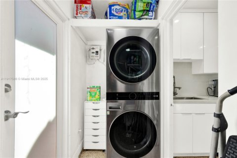 House in Cutler Bay, Florida 3 bedrooms, 109.07 sq.m. № 1972212 - photo 13