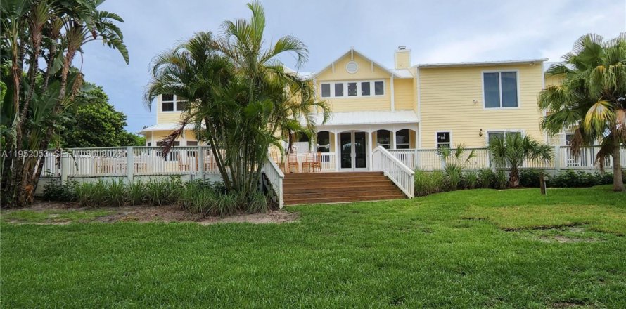 Дом в Сент-Луси, Флорида 6 спален, 355.26м2 № 2006366