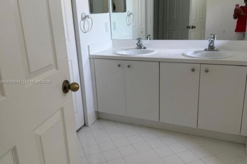 Townhouse in Cutler Bay, Florida 2 bedrooms, 119.1 sq.m. № 2087190 - photo 7