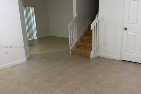 Townhouse in Cutler Bay, Florida 2 bedrooms, 119.1 sq.m. № 2087190 - photo 2