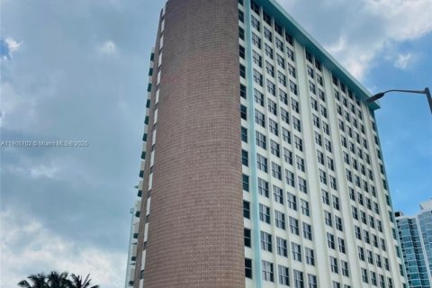 Снять в аренду кондоминиум в Майами-Бич, Флорида 1 спальня, 67.45м2, № 1956386 - фото 1