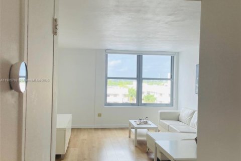 Снять в аренду кондоминиум в Майами-Бич, Флорида 1 спальня, 67.45м2, № 1956386 - фото 3