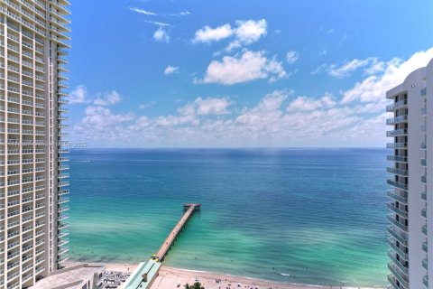 Condo in Sunny Isles Beach, Florida, 4 bedrooms  № 1593631 - photo 1