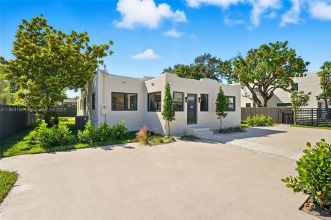 Villa ou maison à vendre à Miami, Floride: 4 chambres № 1955976 - photo 1