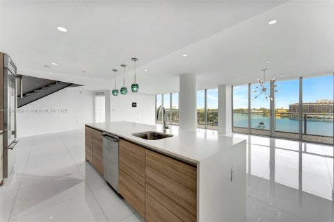 Condo in Miami Beach, Florida, 3 bedrooms  № 2021573 - photo 12