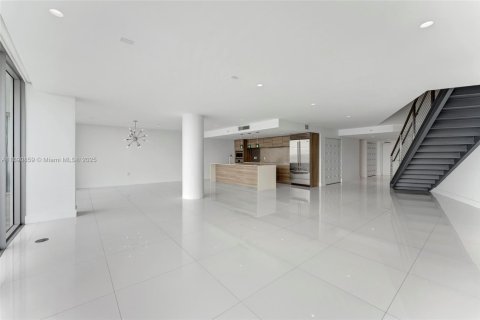 Condo in Miami Beach, Florida, 3 bedrooms  № 2021573 - photo 14