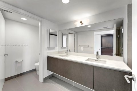 Condo in Miami Beach, Florida, 3 bedrooms  № 2021573 - photo 27