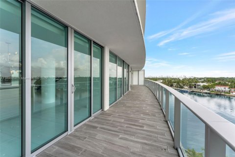 Condo in Miami Beach, Florida, 3 bedrooms  № 2021573 - photo 16