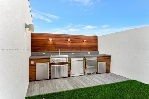 Condo in Miami Beach, Florida, 3 bedrooms  № 2021573 - photo 5