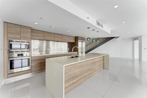 Condo in Miami Beach, Florida, 3 bedrooms  № 2021573 - photo 11