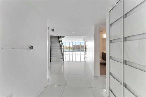 Condo in Miami Beach, Florida, 3 bedrooms  № 2021573 - photo 6