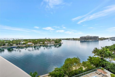 Condo in Miami Beach, Florida, 3 bedrooms  № 2021573 - photo 19