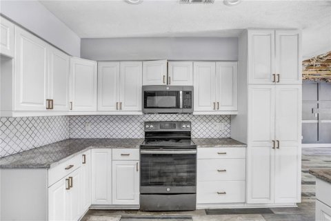 House in Tampa, Florida 4 bedrooms, 246.01 sq.m. № 1910751 - photo 6