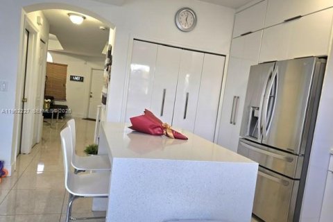 Condo in Doral, Florida, 3 bedrooms № 2027819 - photo 8