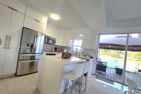 Condo in Doral, Florida, 3 bedrooms № 2027819 - photo 10