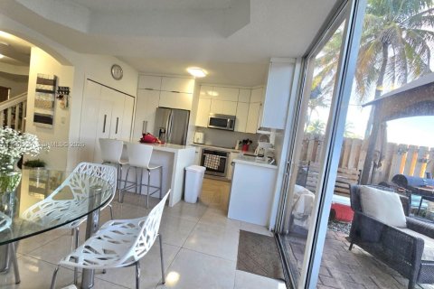 Condo in Doral, Florida, 3 bedrooms № 2027819 - photo 7