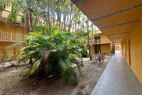 Condo in Hialeah, Florida, 2 bedrooms  № 1939894 - photo 29