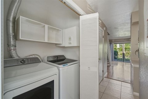 Townhouse in Tampa, Florida 2 bedrooms, 102.56 sq.m. № 2116777 - photo 10