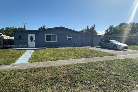 House in Sunrise, Florida 3 bedrooms, 117.06 sq.m. № 1937492 - photo 1