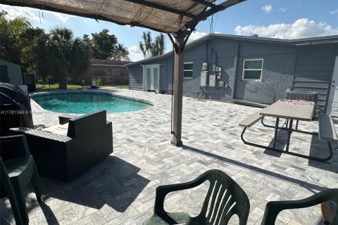 House in Sunrise, Florida 3 bedrooms, 117.06 sq.m. № 1937492 - photo 2