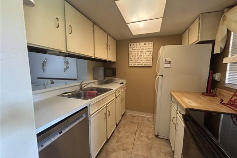 Condo in Largo, Florida, 2 bedrooms  № 1793231 - photo 13