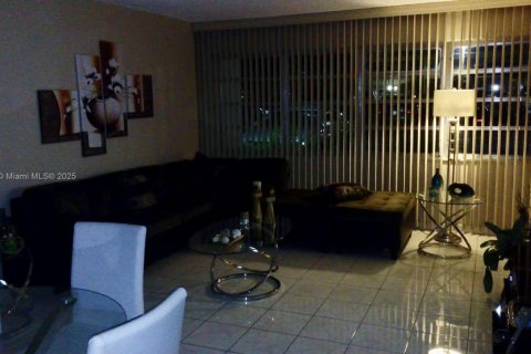 Снять в аренду кондоминиум в Халландейл-Бич, Флорида 1 спальня, 71.53м2, № 1949239 - фото 12