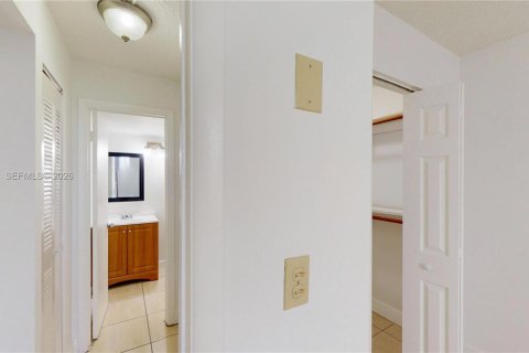 Condominio en alquiler en Miami, Florida, 1 dormitorio, 57.04 m2 № 2059339 - foto 10