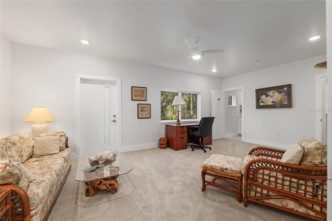 Condo in Gainesville, Florida, 3 bedrooms № 2108517 - photo 8